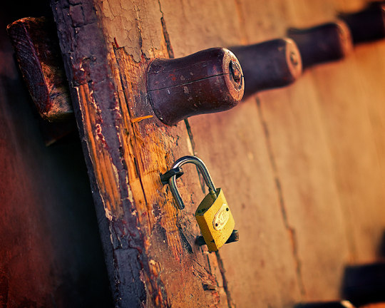 木門(mén)斑駁、銅鎖閑掛
