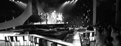 　　晚上的clubmed里有各種歡樂演出?！? oldsrc=