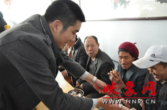 　　“韓胖子”千只茶香雞茶香鴨捐贈環(huán)衛(wèi)工人、農(nóng)民工學(xué)子和鄭州市社會福利院。