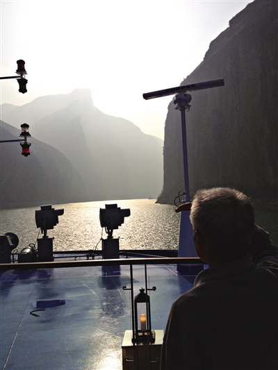 　　游客在游輪上遠(yuǎn)眺三峽風(fēng)光。