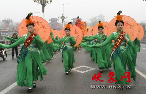 　　3月30日上午,開封市舉行2013中國(開封)清明文化節(jié)踏春巡游活動?！?　　