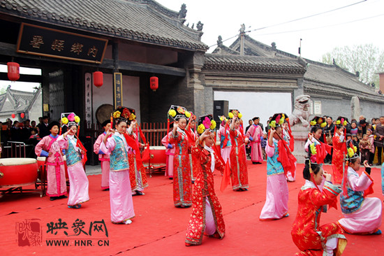 游客參觀清明小長(zhǎng)假新推出的本土特色節(jié)目《鼓樂(lè)迎賓》。