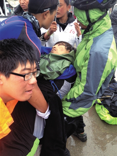 事發(fā)后,有驢友幫忙救治李翔(中)。驢友供圖