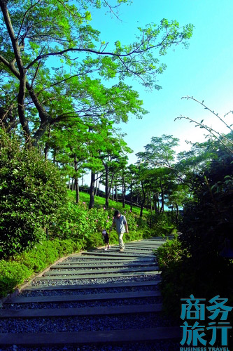 很多父母會帶著孩子在步行道漫步。