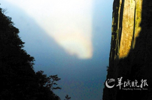 武功山四絕之一的“云海佛光”在大雨過后出現(xiàn)。