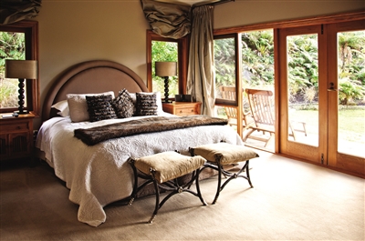 酒店住宿頗具特色,窗外就是 新西蘭的美麗景色。