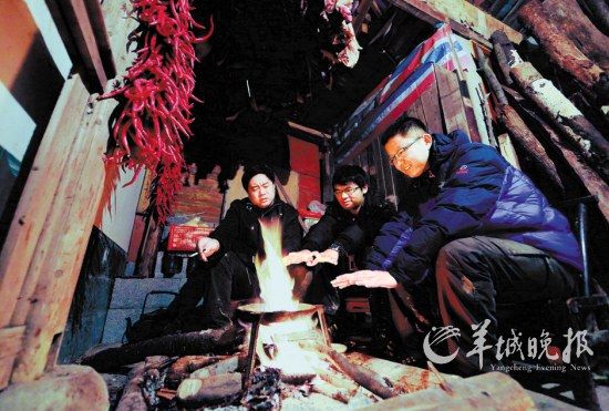 　　在土家人吊腳樓小住的那個(gè)夜晚,讓我想起了外婆家。