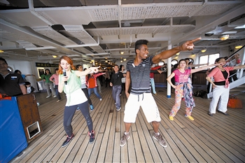 　　游客在“海娜號”郵輪甲板上共舞。