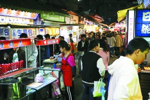 　　品味臺(tái)灣,又怎能錯(cuò)過(guò)那些親民夜市。