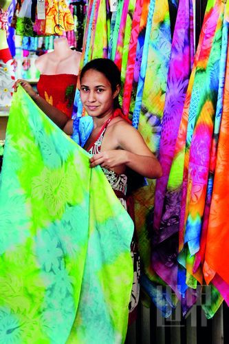 　　Pareo,這一幅幅有著漂亮圖案、色彩繽紛的布,是大溪地人最美的衣