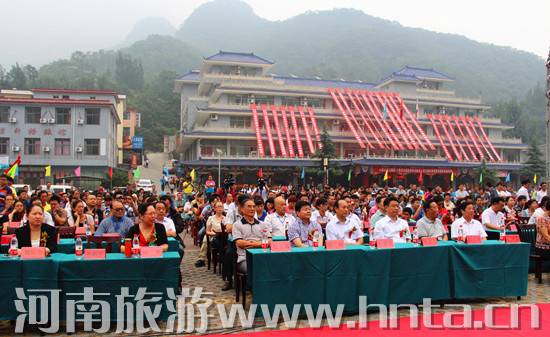 八里溝景區(qū)舉辦“錦繡十年情系八里溝”慶典活動 八里溝景區(qū)舉辦“錦繡十年情系八里溝”慶典活動