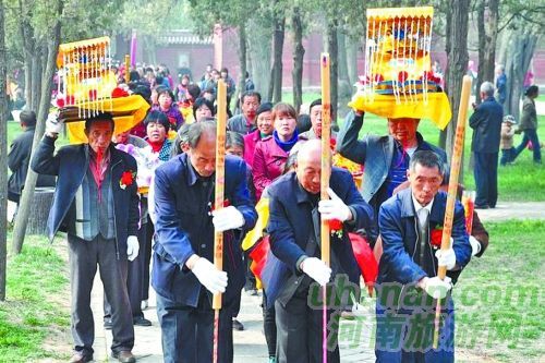 河南登封中岳廟會(huì)人潮如涌 河南登封中岳廟會(huì)人潮如涌