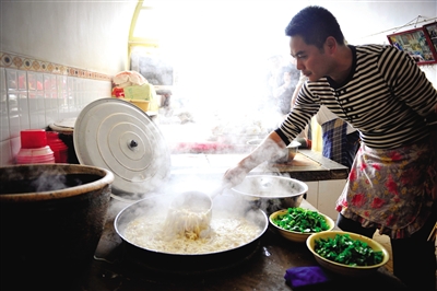 榆林的羊雜湯總是要加上大量的粉條。