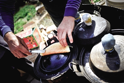 榆林街頭的特色小吃——攤餭(huáng)。