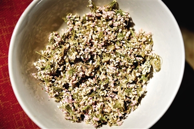 作為香料的扎蒙是一種陜北常見的細(xì)碎野花。