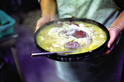 酸菜燉血腸是長(zhǎng)白山一帶常見的菜品,有著東北地區(qū)典型的質(zhì)樸、實(shí)在的風(fēng)格。