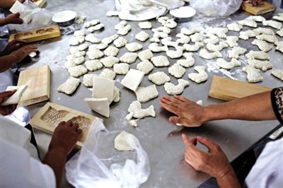 面花是黃驊最有特色的一種面食，常見于各種禮事和節(jié)日宴席上，充滿了儀式感。