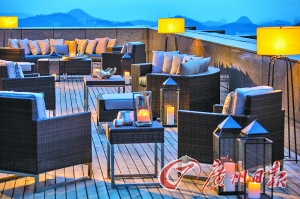 露臺能觀賞美麗山色。