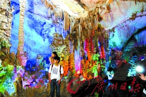五光十色的封開龍山溶洞步移景換,令人贊嘆。