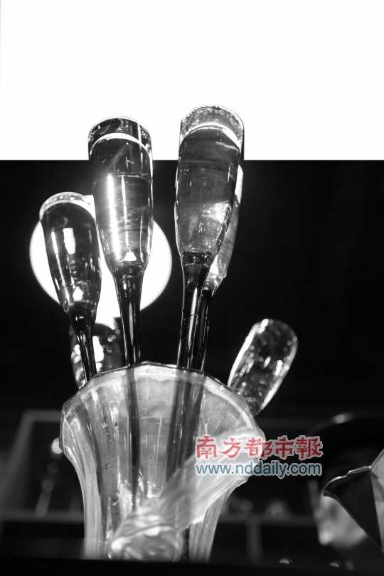 調(diào)制好的雞尾酒倒在造型奇特的玻璃杯中。