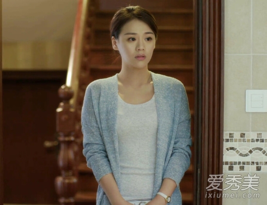 灰色開衫內(nèi)搭圓領(lǐng)的米色T恤，優(yōu)雅知性