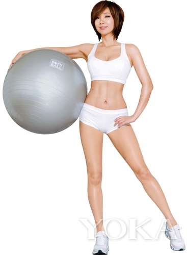 這個辣姐已經(jīng)是46歲超高齡啦，看人家的鉆石型小腹