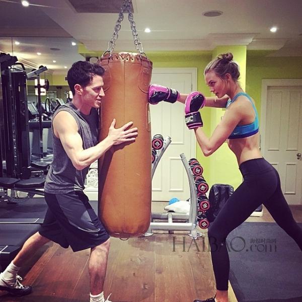 超?？ɡ颉た藙谒?(Karlie Kloss) 近期健身私照