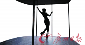 淋病是人類特有的疾病之一，性接觸是主要傳染形式。圖為美國一名性工作者在跳鋼管舞。