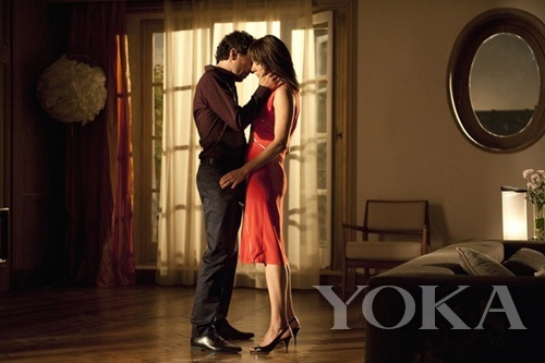 基本款用漿果色散發(fā)女人味，腰間的獨特設計更添風情