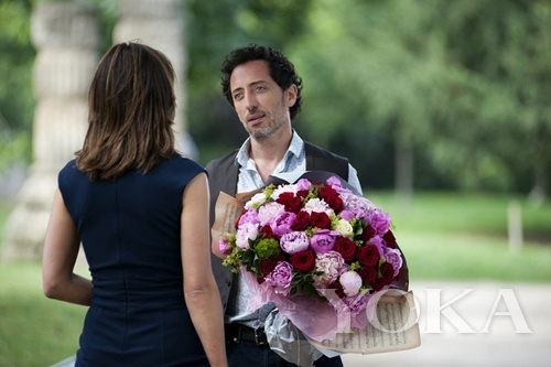 背影的完美同樣重要，衣服上的橫紋說明太緊繃、手肘處的橫紋說明肌質老化。