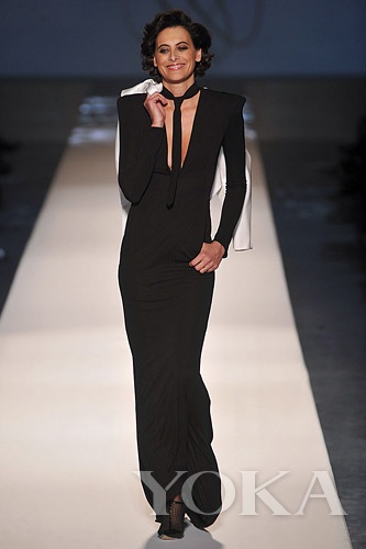 纖細的領帶既融于服裝，又升華造型