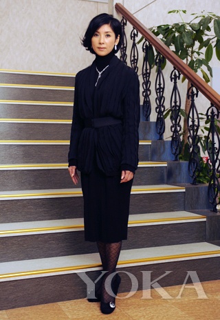 日劇《真我霓裳》中，飾演時裝大師的黑木瞳