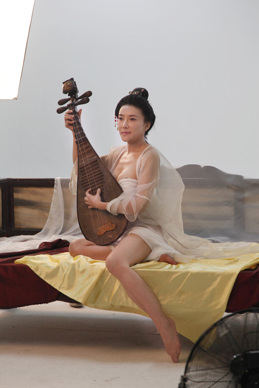 《新金瓶梅》女主角長臉似人妖 被批“男相” 《新金瓶梅》女主角長臉似人妖 被批“男相”