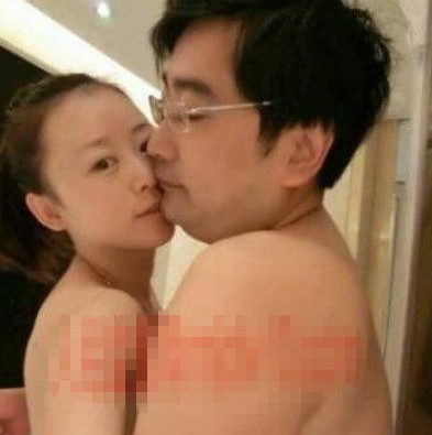 女主播紀(jì)某與國家檔案局官員范某。