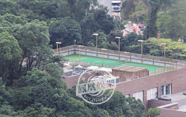 林青霞1994年6月29日嫁給香港商人邢李源，淡出影壇。林青霞婚后樂于相夫教女，其丈夫于2010年退