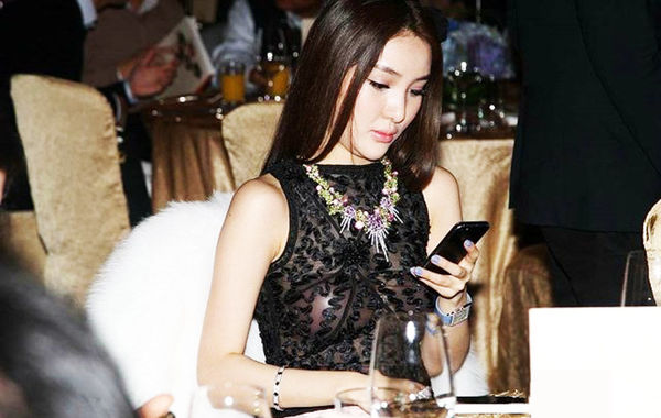 2013年11月30日，郭美美出席保利珠寶拍賣(mài)活動(dòng)，現(xiàn)場(chǎng)郭美美一席透視的上衣性感現(xiàn)身，胸前乳貼顯露無(wú)