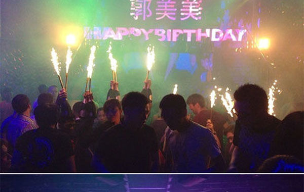 2013年6月16日下午，郭美美在網(wǎng)上曬出一組慶生照。通過(guò)照片可以看出，酒吧的巨大舞池中燃放焰火