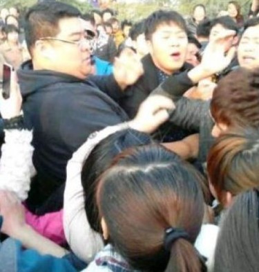 杜海濤因不滿墨鏡被摘與人起爭執(zhí) 杜海濤因不滿墨鏡被摘與人起爭執(zhí)