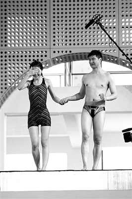 蔡卓妍進行《中國星跳躍》的訓練，她在教練田亮的陪伴下走上跳臺，但仍嚇得不敢往下看。 實習生 翟超 攝