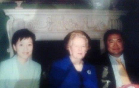 楊瀾丈夫公布與撒切爾夫人合影。