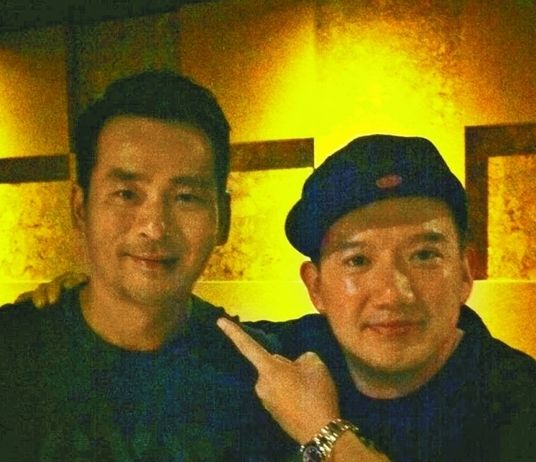 周焯華作為《低俗喜劇》投資人，與男主角杜汶澤合照。