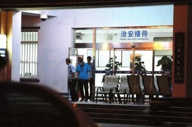 釋小龍走出派出所。