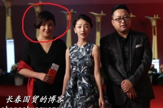 周冬雨與于正(右)和“干媽”(左)。 周冬雨與于正(右)和“干媽”(左)。