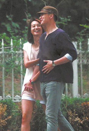 朱丹與神秘男友牽手亮相。