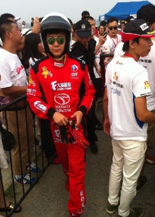 李晨撞車后看起來并無大礙，調整狀態(tài)繼續(xù)比賽。