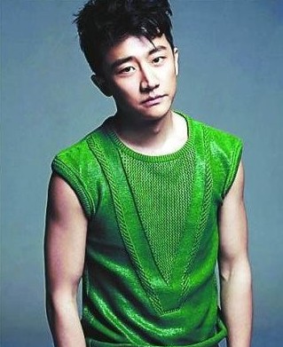 黃軒說起緋聞爆發(fā)的一剎那，語氣里還有點(diǎn)憤憤然。