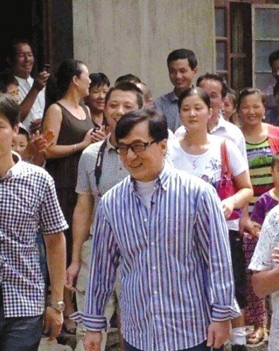 成龍在蕪湖認祖歸宗。 成龍在蕪湖認祖歸宗。