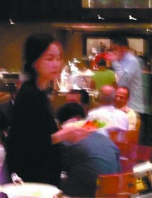 王菲在印度被網(wǎng)友偶遇。