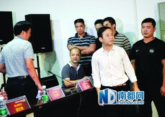 佛山精武會(huì)會(huì)長(zhǎng)梁旭輝在弟子保護(hù)下來(lái)到現(xiàn)場(chǎng)。