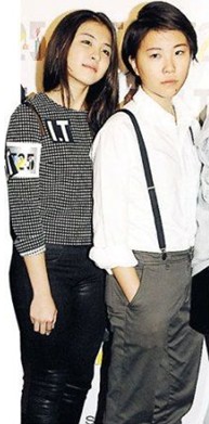 中性打扮的竇靖童(右)與好友Hilary(左)結(jié)伴出席活 中性打扮的竇靖童(右)與好友Hilary(左)結(jié)伴出席活